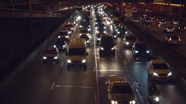 Автомобільний рух на дорозі — стокове відео