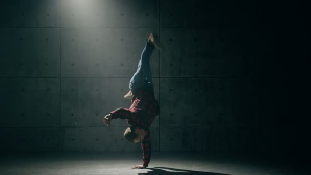 B-boy dancing breakdance — Stock Video