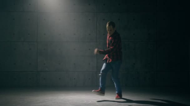 Breakdancer girando em mãos — Vídeo de Stock