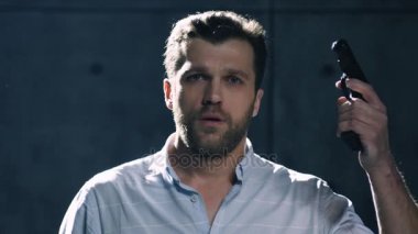 Adam intihar etmeye hazır portresi