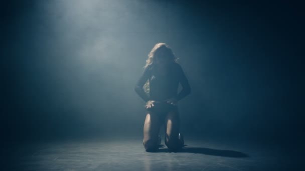 Belle blonde exécutant une danse érotique — Video