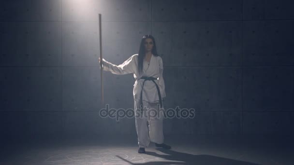 Mujer joven en kimono practicando artes marciales — Vídeo de stock