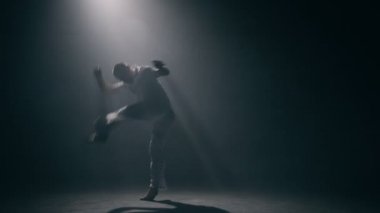 Karanlık odada Capoeira pratik adam