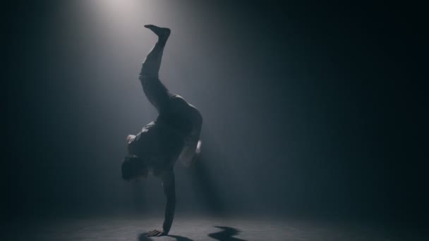 Man beoefenen van capoeira in donkere kamer — Stockvideo