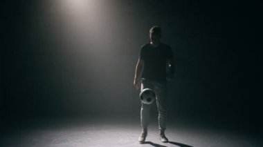 Genç adam futbol topuyla pratik