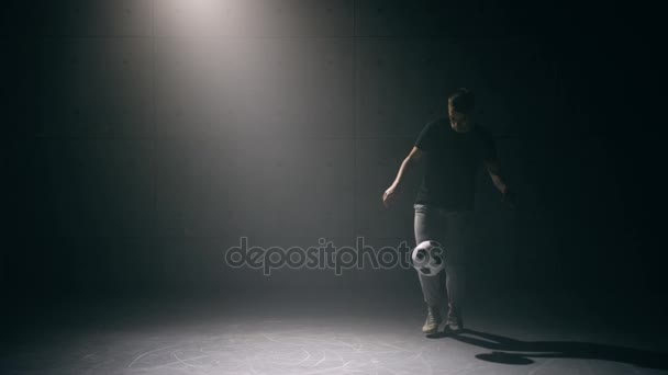 Joven practica con pelota de fútbol — Vídeo de stock