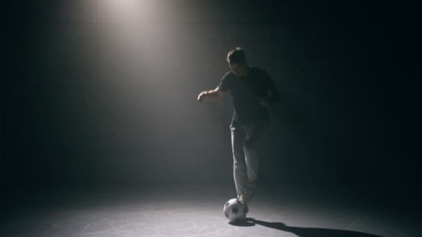 Mladý muž praktik s fotbalovým míčem — Stock video