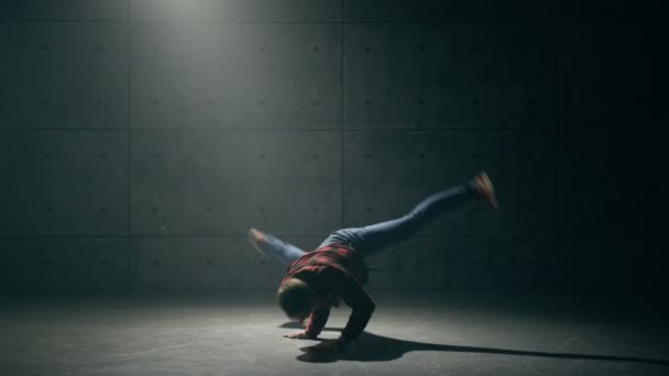 B-boy táncoló breakdance — Stock videók