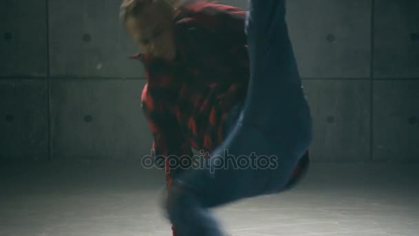 B-boy dansende breakdance — Stockvideo