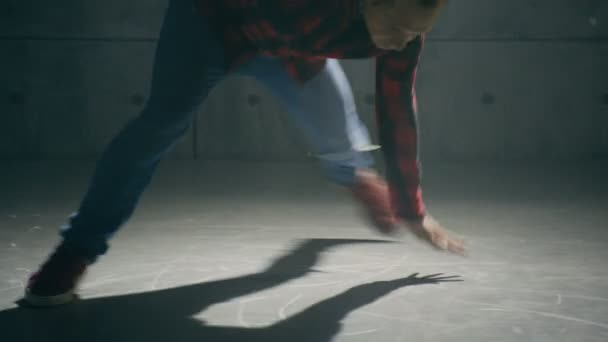 B-boy dansende breakdance — Stockvideo