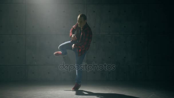 B-boy bailando breakdance — Vídeos de Stock