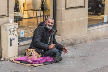 Sokakta oturan evsiz adam