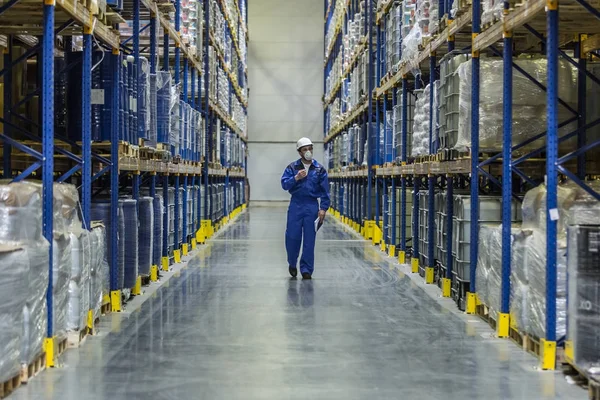 Werknemer van magazijn met chemie goederen — Stockfoto