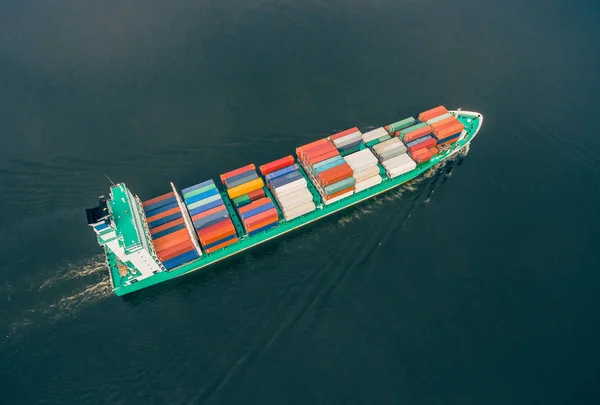 Konténerszállító hajó a nyílt tengeren közlekedő — Stock Fotó