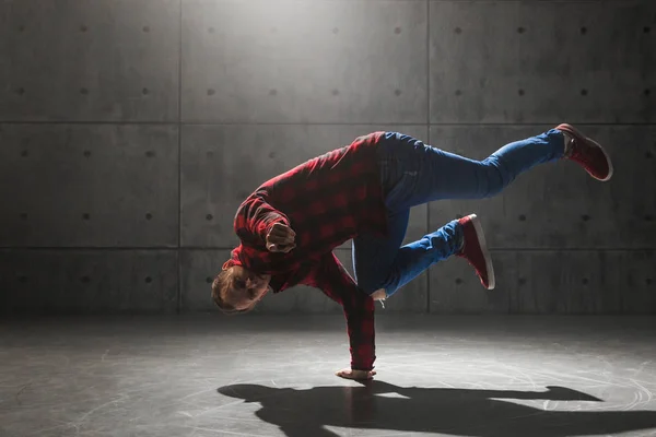 Ballerino in posa in studio — Foto Stock