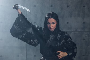 Katana ile dövüş sanatları uygulamak kimono kadında