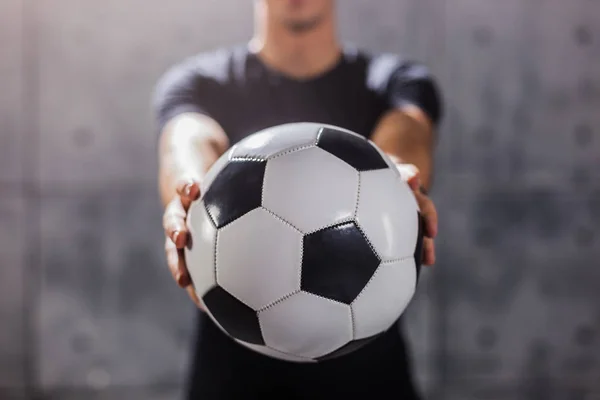Hombre sosteniendo pelota de fútbol en las manos — Foto de Stock