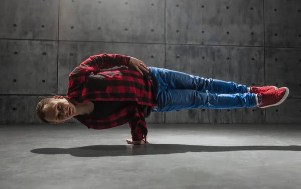 Breakdancer posando en estudio — Foto de Stock