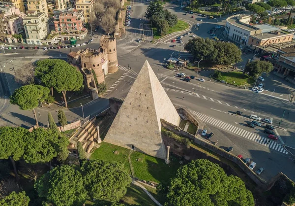 Пирамида Цестия в Риме — стоковое фото