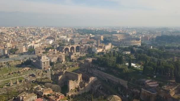 Luchtfoto van het Colosseum en de oude Romeinse ruïnes — Stockvideo