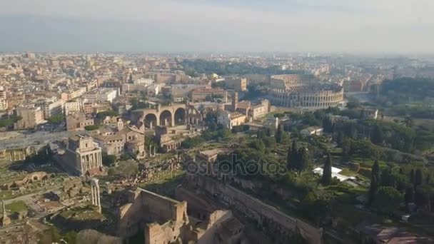 Vista aérea del Coliseo y las ruinas romanas de los ancestros — Vídeo de stock
