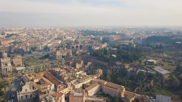 Luchtfoto van het Colosseum en de oude Romeinse ruïnes — Stockvideo