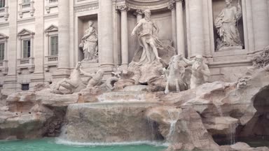 Roma 'daki Trevi Çeşmesi