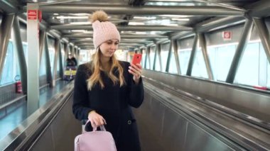 Havaalanında Smartphone kullanan genç kadın
