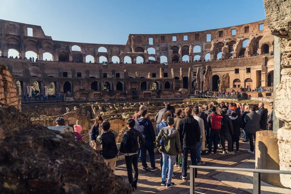 Pessoas que visitam o Coliseu — Fotografia de Stock