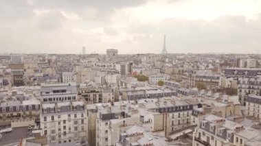 Paris çatıları üzerinde uçan