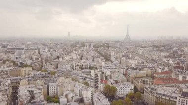 Paris çatıları üzerinde uçan