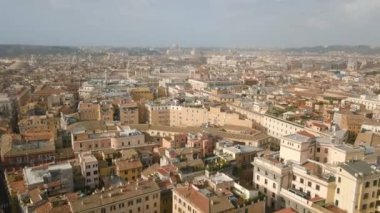 Roma'nın çatıları üzerinde uçan