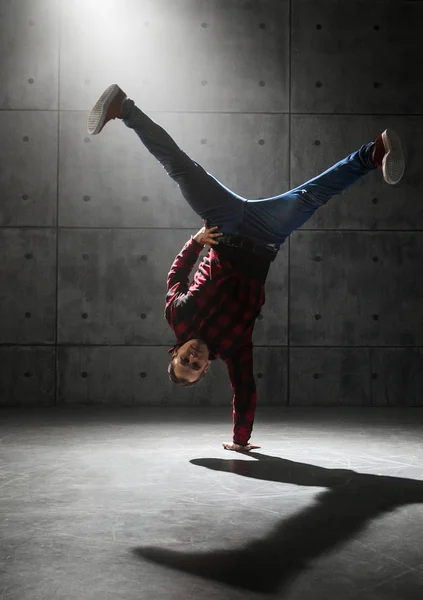 Ballerino in posa in studio — Foto Stock