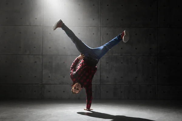 Ballerino in posa in studio — Foto Stock