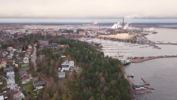 Vliegen boven Kotka stad — Stockvideo