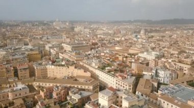 Roma'nın çatıları üzerinde uçan