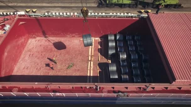 Разгрузка грузового судна в порту — стоковое видео