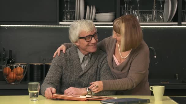 Couple âgé regardant vieil album photo — Video