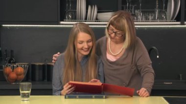 Anne ve kızı aile albümü arıyorsunuz