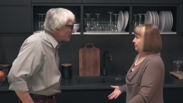 Старша пара сварки на кухні — стокове відео