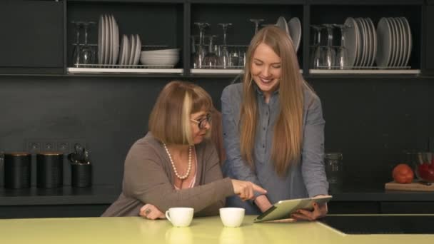 Mãe e filha se divertem juntos — Vídeo de Stock