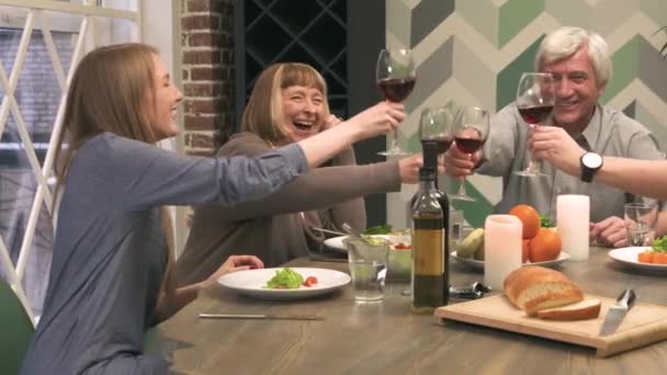 Verres à cliquet famille avec vin rouge — Video