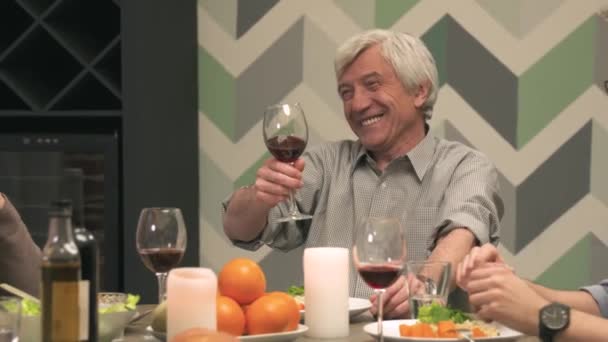 Copos família clinking com vinho tinto — Vídeo de Stock