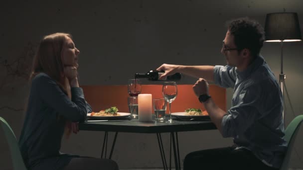 Attraktives junges Paar bei einem Date — Stockvideo