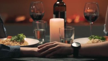 Adam kadının el dokunuyor