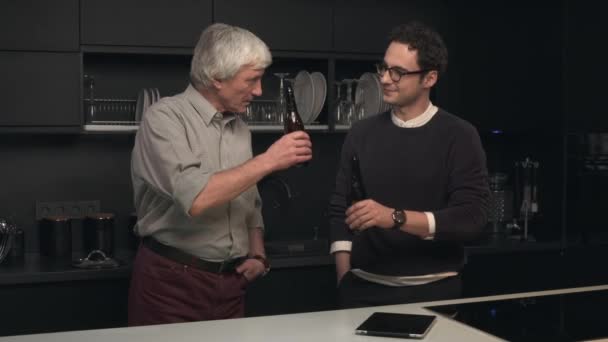 Padre e figlio bevono birra — Video Stock