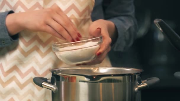 Mujer añade sal a la sartén con comida — Vídeo de stock