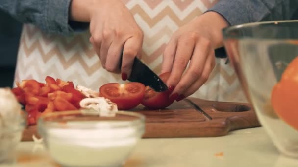 Mulher jovem corta tomates — Vídeo de Stock