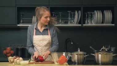 Mutfakta yemek pişiren kadın.