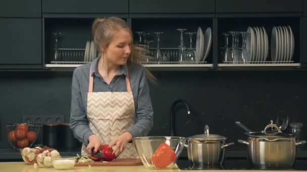 Mujer cocinando en la cocina — Vídeo de stock